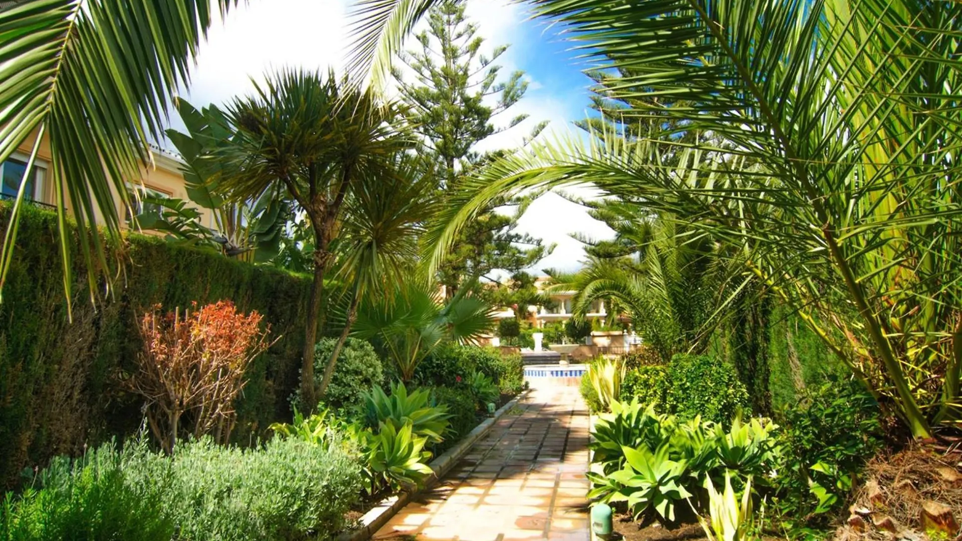 Venalmar First Line Townhouse, Garden, Sea Views Villa Estepona Spain